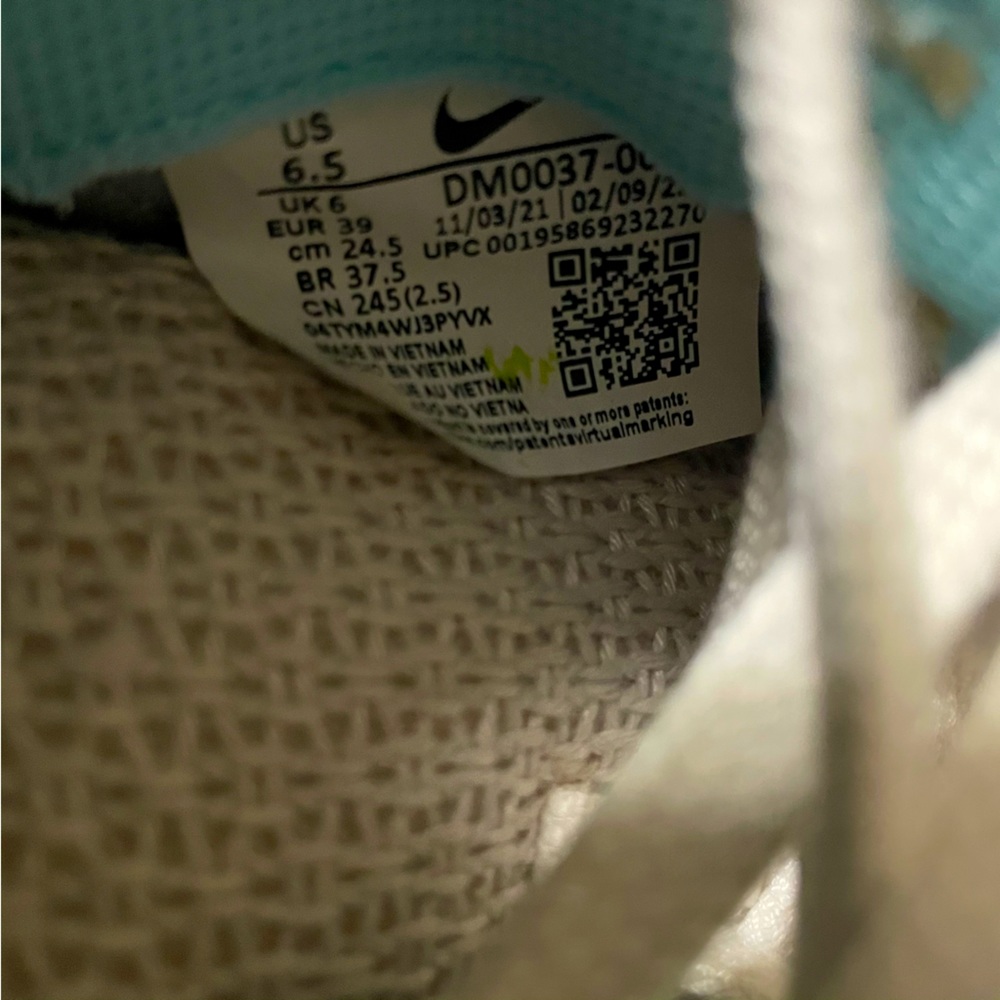 Nike - Picture 5 of 9